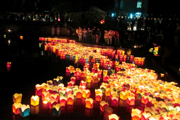 Cầu bình an nét đẹp thả đèn hoa đăng ở Hội An