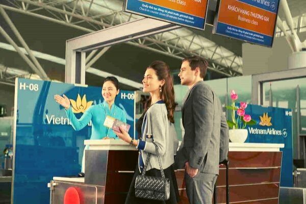 Vietnam Airlines hỗ trợ hành khách khi ngưng phát thanh tại nhà ga quốc nội sân bay Tân Sơn Nhất
