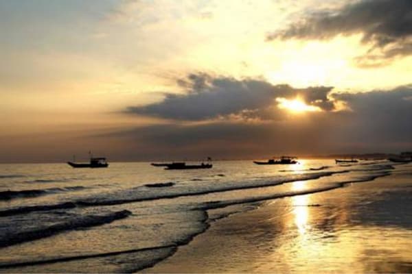 Biển Trà Cổ Móng Cái phá đảo bãi biển đẹp nhất Quảng Ninh