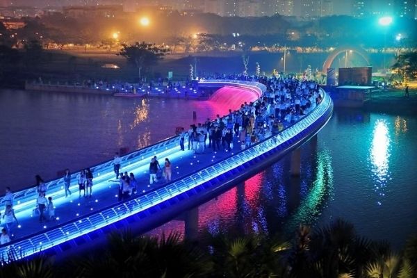 Cầu Ánh Sao ngọn nến lung linh giữa đô thị Sài Gòn