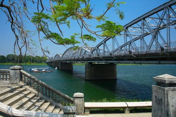 Cầu Tràng Tiền biểu tượng của vùng cố đô xinh đẹp
