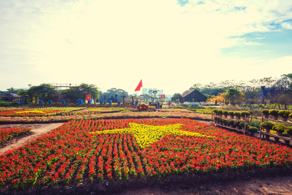 Độc đáo chiếc cúp làm từ ngàn bông hoa cổ vũ Việt Nam vô địch Asian Cup