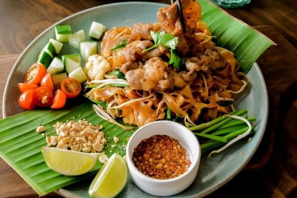 Du lịch Bangkok kh&ocirc;ng lo gi&aacute;n đoạn mạng với eSIM Th&aacute;i Lan