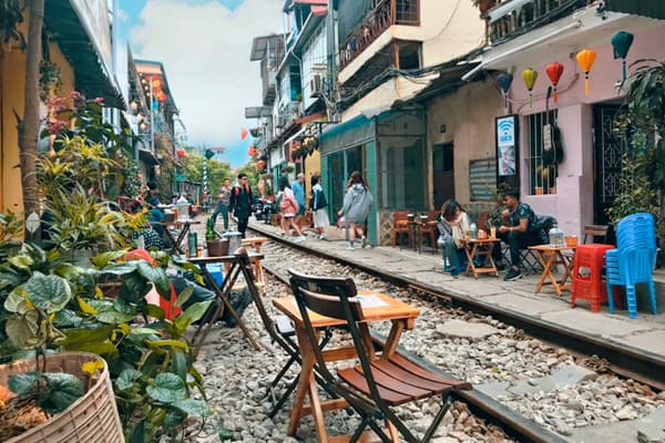Góc nhỏ cafe đường tàu hoài cổ xịn sò tại phố cổ Hà Nội