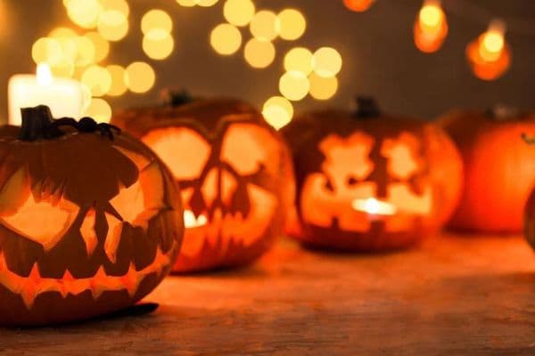 Halloween bắt nguồn từ đâu Người ta thường làm gì vào ngày halloween
