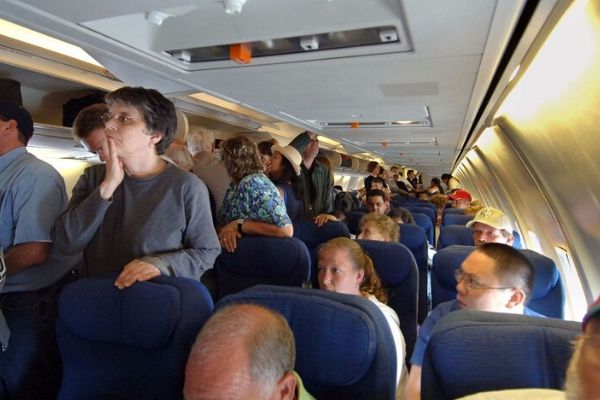 Khi hạ cánh, tại sao hành khách phải chờ lâu mới được rời máy bay