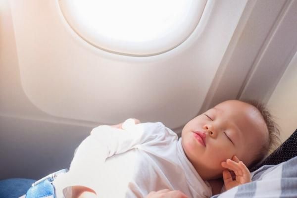 Kinh nghiệm cho trẻ sơ sinh đi máy bay không khóc