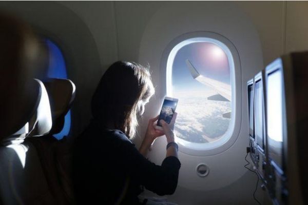 Tại sao khi đi máy bay bạn nên tắt nguồn hoặc chuyển các thiết bị điện tử sang chế độ máy bay