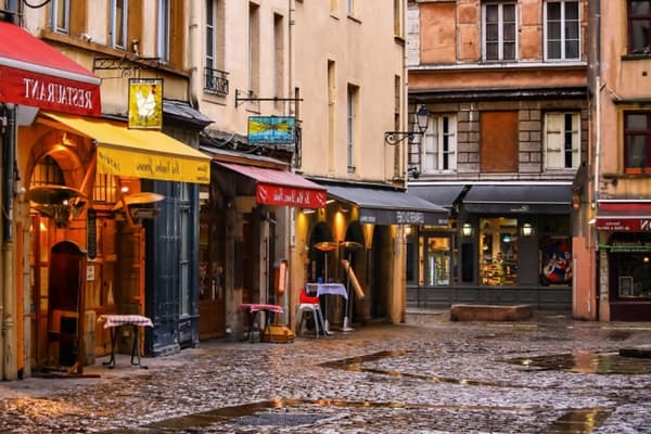 Vé máy bay đi Lyon
