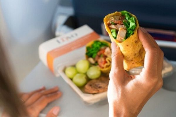Vì sao đồ ăn trên máy bay luôn tạo cảm giác kém hấp dẫn hơn so với khi ở mặt đất