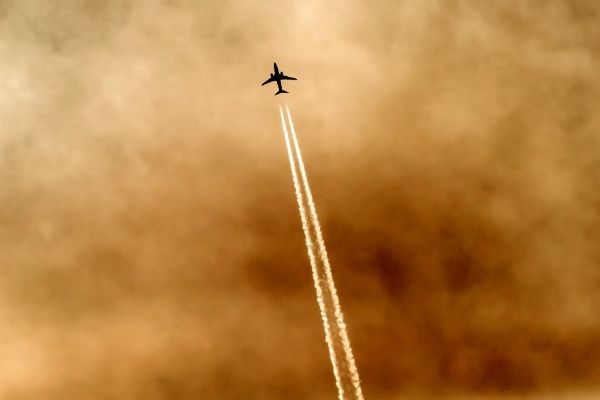 Vì sao máy bay thường để lại vệt khói trắng trên bầu trời khi di chuyển