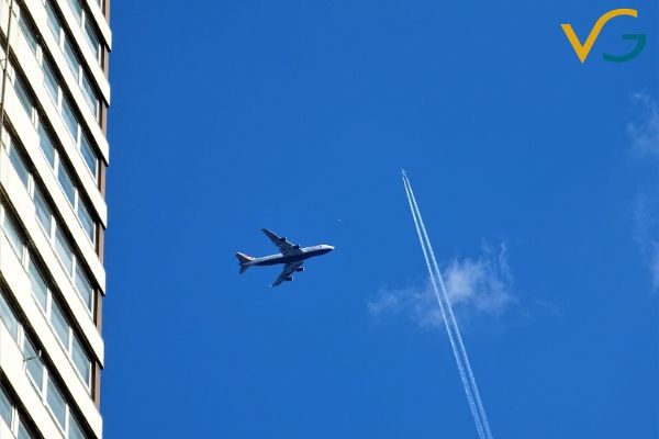 Vì sao máy bay thường để lại vệt khói trắng trên bầu trời khi di chuyển