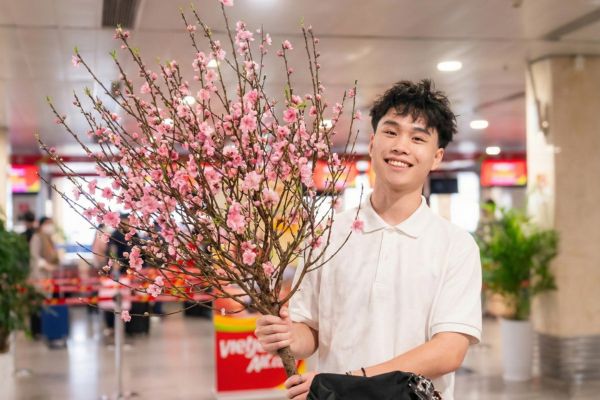 Vietjet Air ch&iacute;nh thức mở dịch vụ vận chuyển mai đ&agrave;o Tết 2026