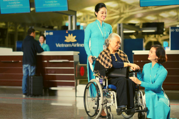 Vietnam Airlines mở quầy làm thủ tục riêng cho gia đình có người cao tuổi và trẻ nhỏ
